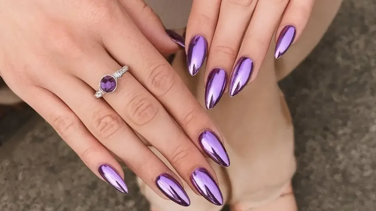 Ideas de manicura morada para conmemorar el Día Internacional de la Mujer.