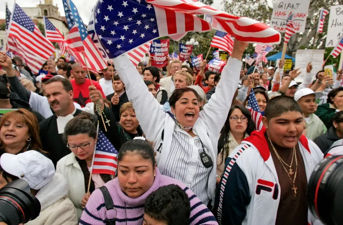 Encuesta del Pew Research Center revela divisiones sobre la identidad hispana y su impacto en oportunidades económicas.