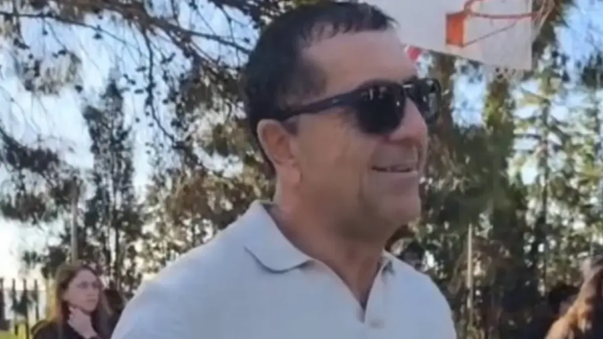 La comunidad educativa de Hellín celebra la trayectoria de Emilio García, comprometido con el pensamiento crítico en sus estudiantes.