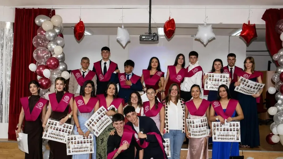 Graduados de Bachillerato y Ciclo Medio comparten momentos emotivos en su ceremonia de despedida.