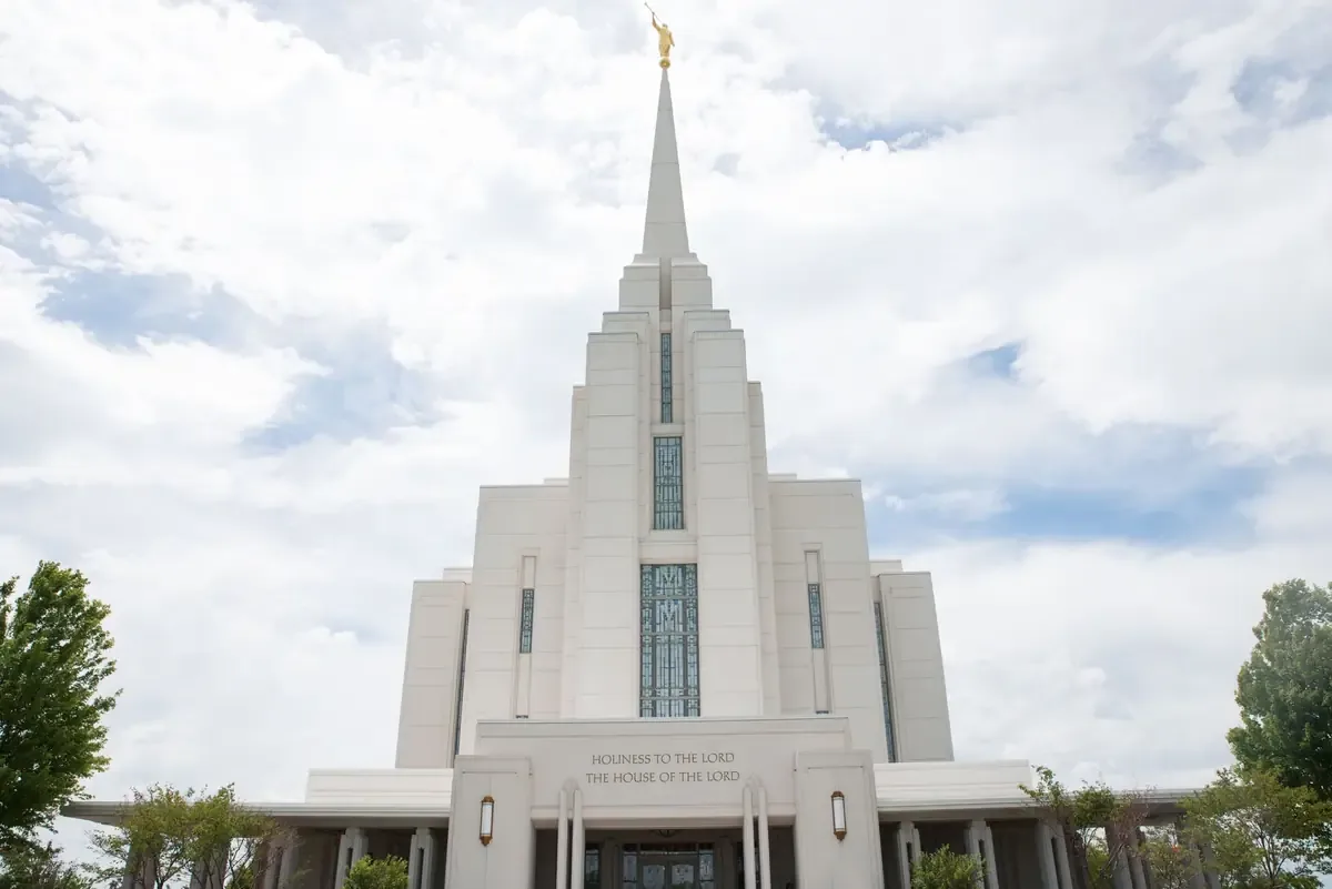 La dedicación del templo en Montpelier crea oportunidades espirituales para la comunidad local.