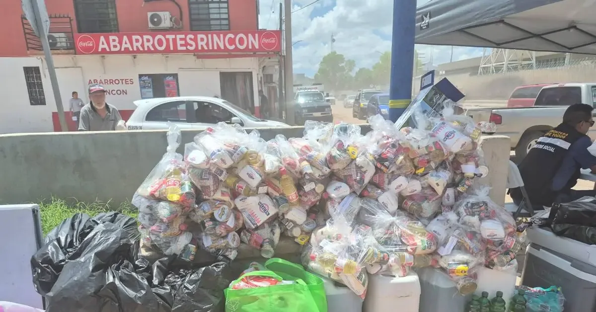 La entrega de despensas y artículos de limpieza busca aliviar la situación de familias damnificadas por las inundaciones.