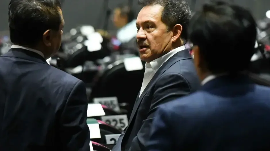 Ignacio Mier conduciendo una reunión con miembros de la bancada de Morena en el Senado.