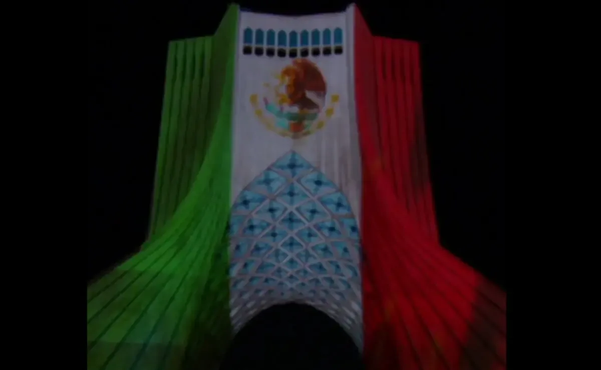 La Torre Azadi en Teherán fue iluminada en honor a la independencia mexicana, simbolizando la amistad entre ambos países.