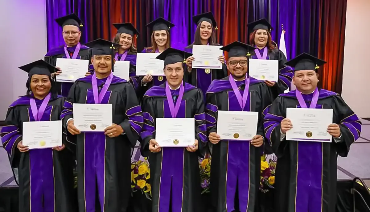 La universidad online certifica a 27 profesionales en posgrados enfocados en el talento humano y la educación virtual.