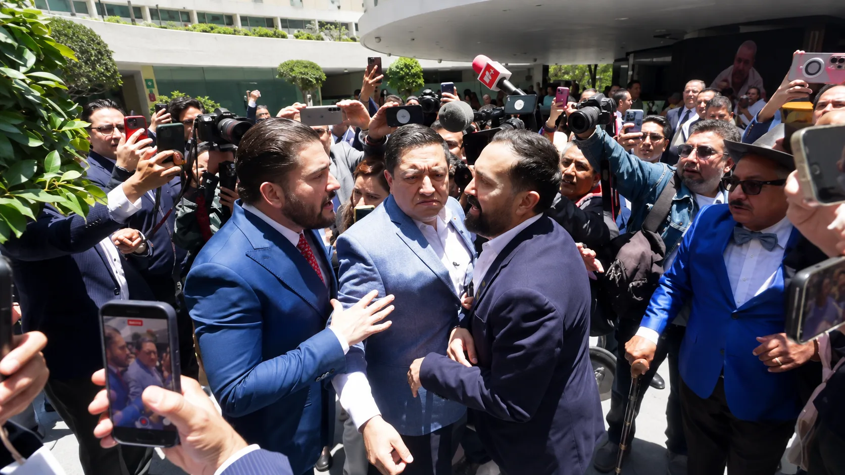 VIDEO | Arturo Ávila y Carlos Gutiérrez a empujones en el Senado