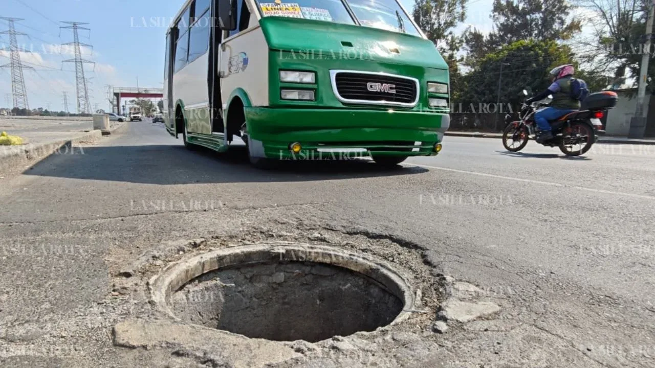 Imagen de una coladera sin tapa en una calle de Iztapalapa, CDMX.