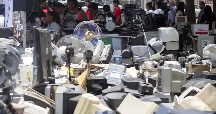 Imagen que ilustra la creciente problemática de residuos electrónicos en México.