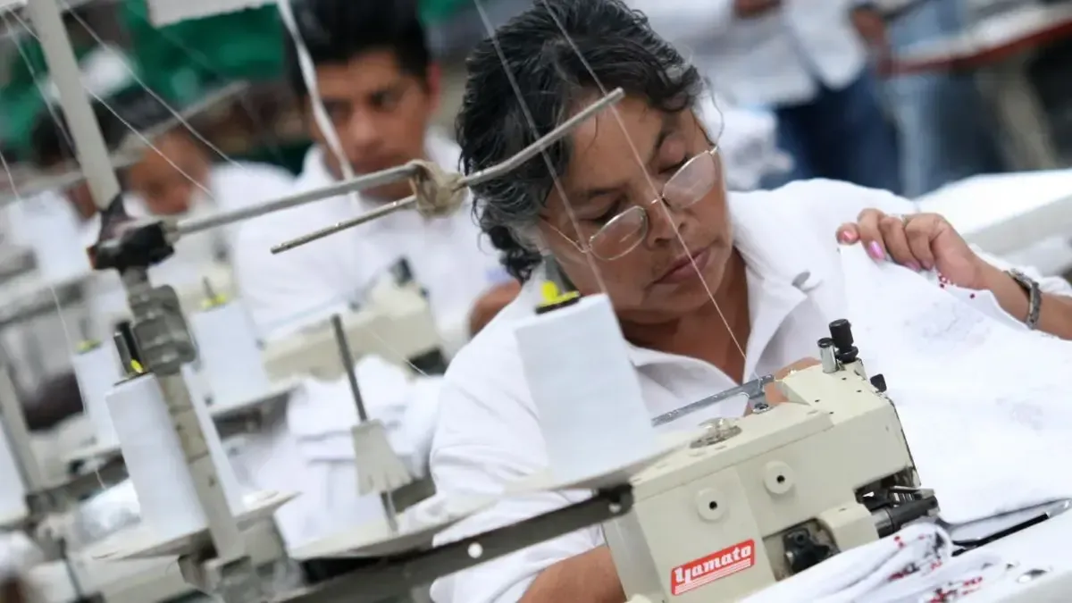 La industria textil local enfrenta graves desafíos ante la competencia extranjera y problemas laborales.