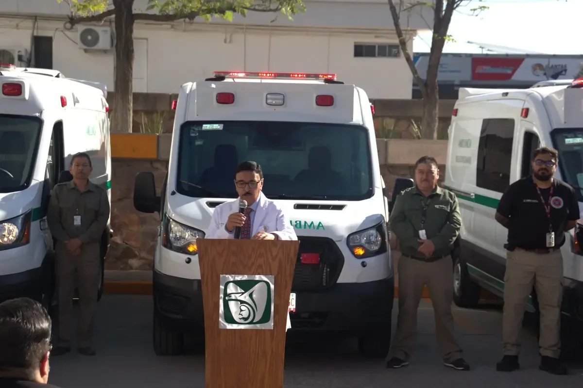 La entrega de nuevas ambulancias permitirá reducir tiempos de espera en traslados de pacientes.