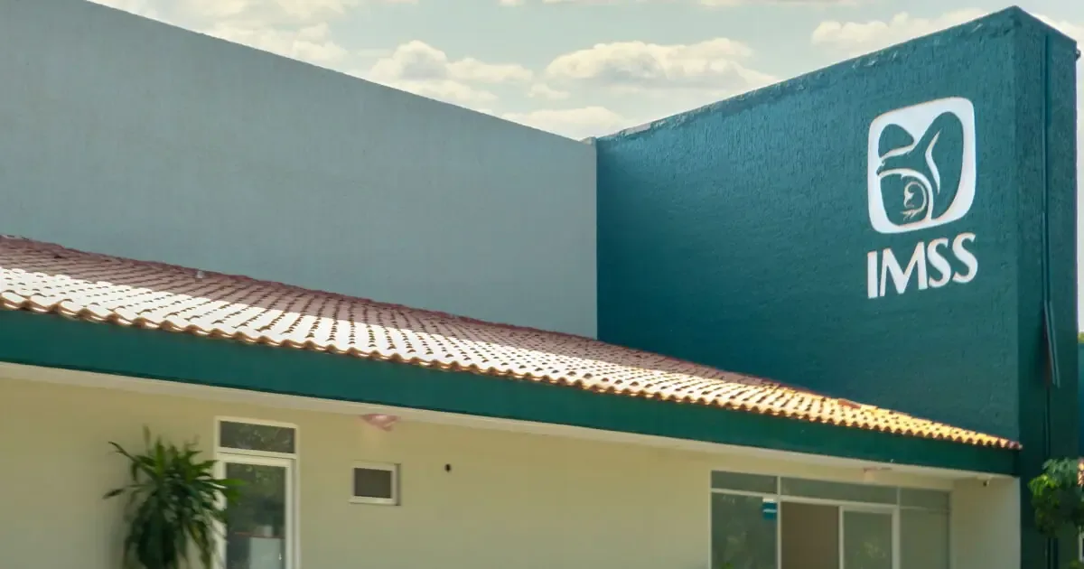 La credencial blanca del IMSS permite a jubilados acceder a descuentos y servicios especiales.