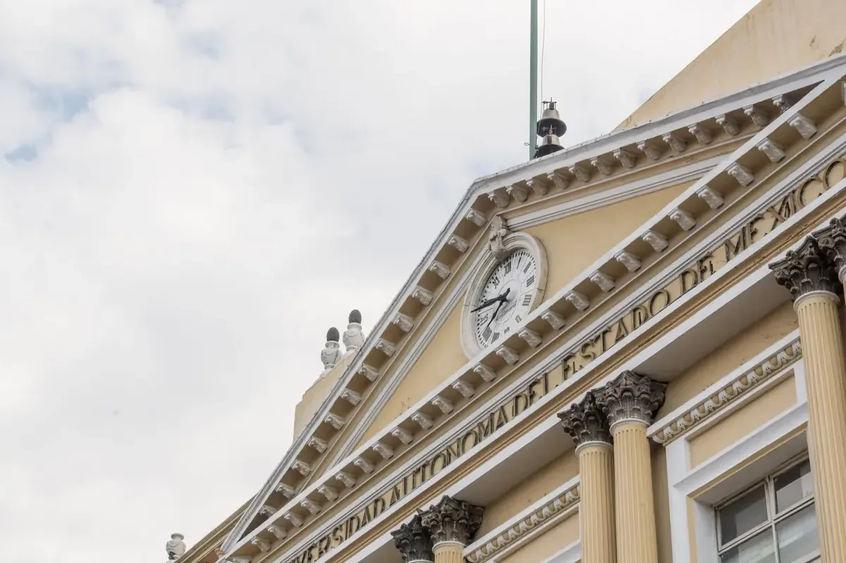 La situación de servicios en el IMSS genera malestar en trabajadores y empresarios, poniendo en riesgo la estabilidad laboral.
