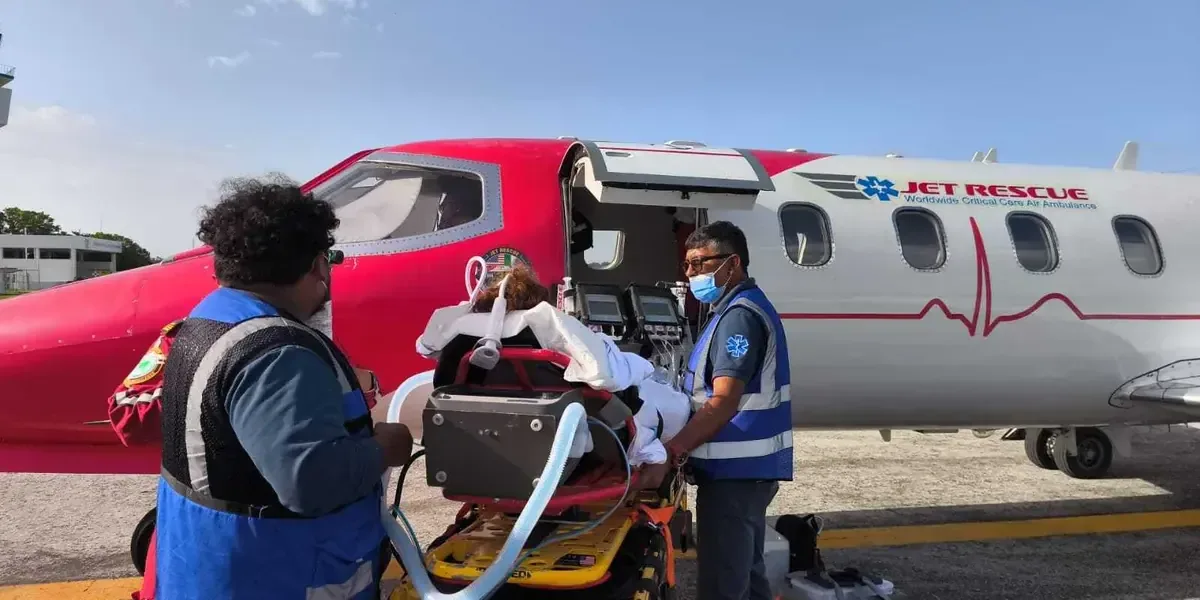 El traslado aéreo forma parte de la estrategia del IMSS para asegurar atención médica especializada en todo el país.