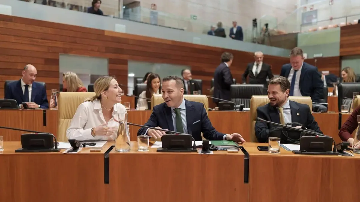 Un nuevo diputado y la elección de un senador marcan el pleno lleno de controversias.