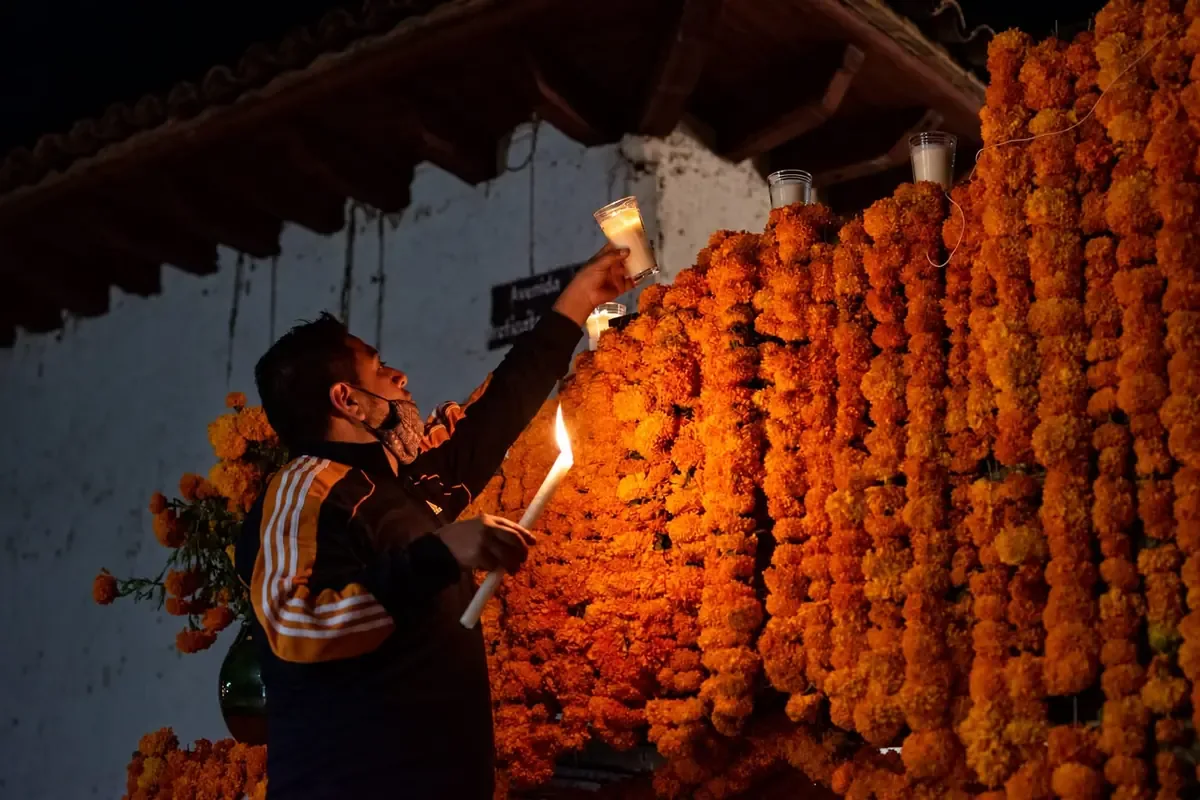 La muestra busca resaltar las tradiciones purépechas en el Día de Muertos.