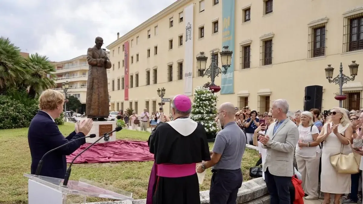 La figura del sacerdote destaca sus 35 años de servicio a los más necesitados.