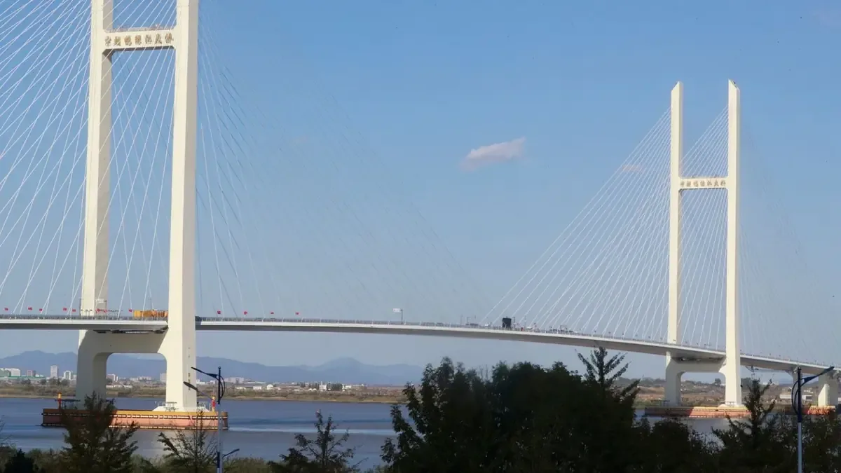 El nuevo puente sobre el río Yalu abrirá oportunidades comerciales tras años de retraso.
