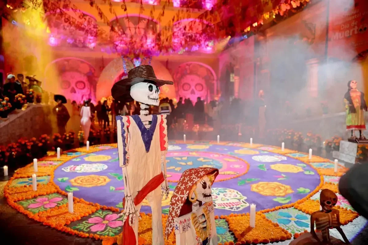 La ofrenda en Palacio de Gobierno muestra la cultura mexiquense y honra la memoria de quienes han fallecido.