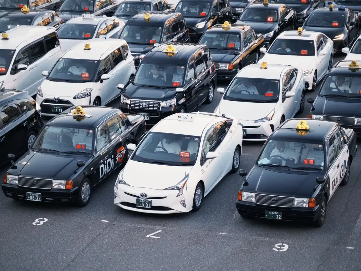 Los taxis y aplicaciones de transporte desencadenan un nuevo debate sobre la regulación en La Plata.