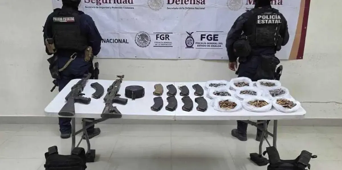 Policías estatales aseguraron armamento tras una fuga de individuos armados en Concordia, Sinaloa.