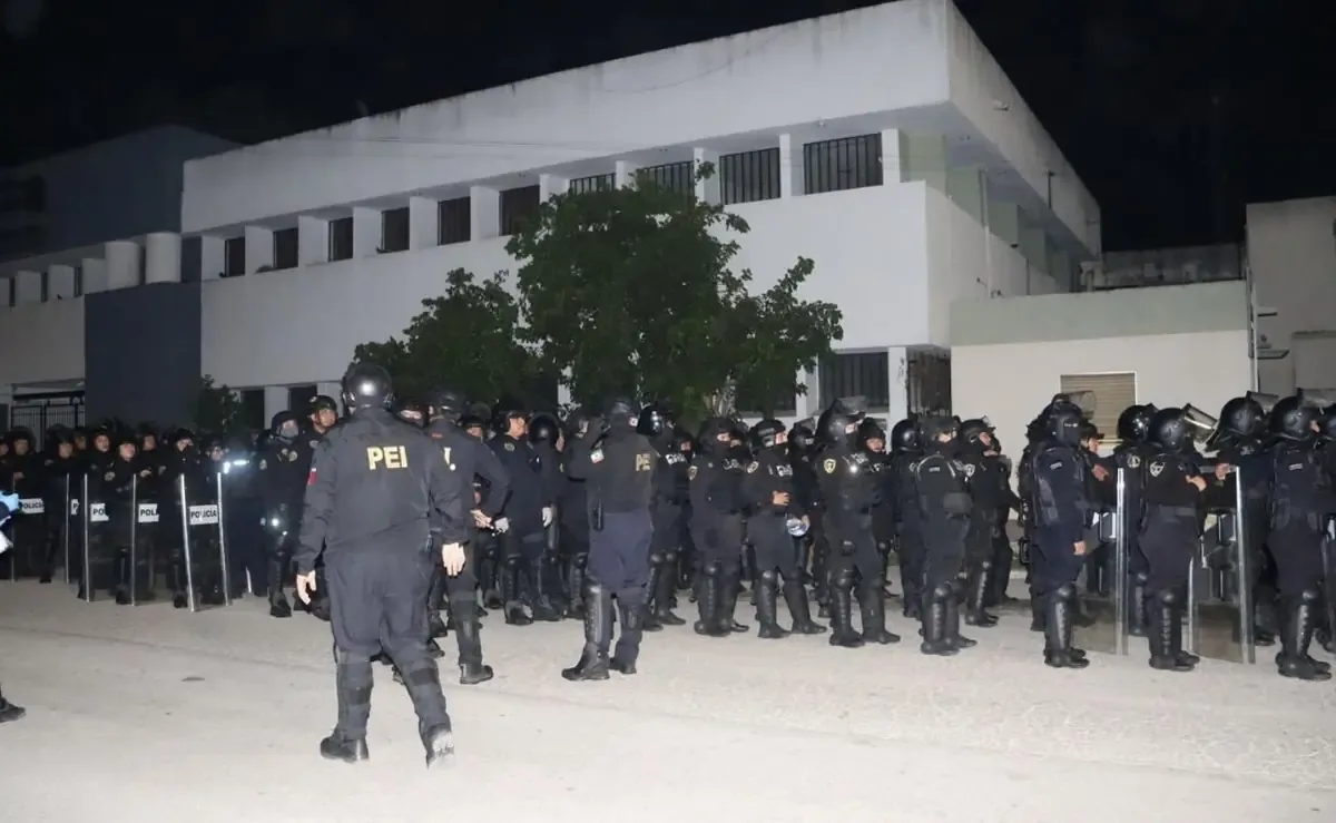 La Secretaría de Seguridad Pública y fuerzas federales inspeccionan el centro penitenciario en Mérida para prevenir delitos.