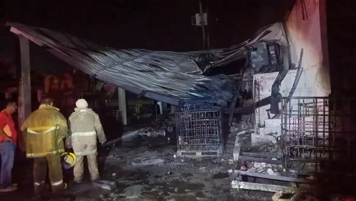 Un incendio en instalaciones industriales moviliza servicios de emergencia en la carretera Valladolid-Cancún, sin lesionados.