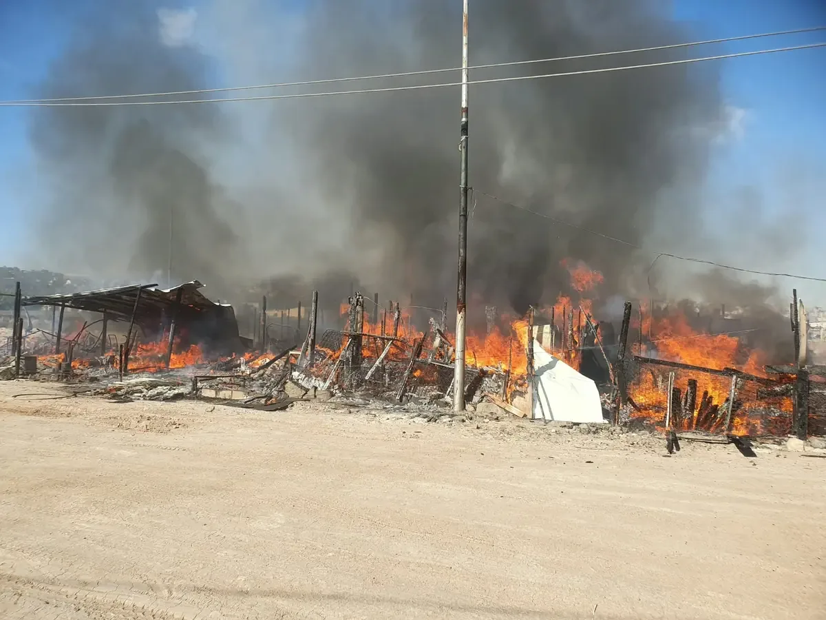 Un incendio en Tijuana afectó seis viviendas; no se reportan heridos, pero automovilistas deben evitar la zona.