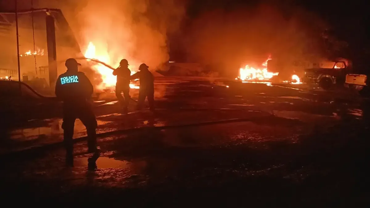 Las autoridades investigan las causas de un incendio que dejó considerables daños materiales en instalaciones industriales.