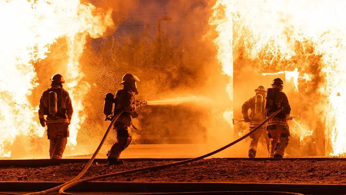 Un incendio en Matamoros destruye camionetas de PepsiCo y mantiene a las autoridades en acción.