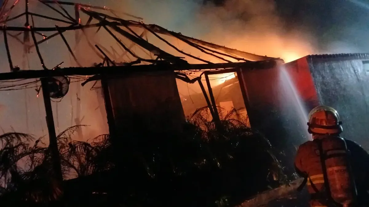 Un incendio arrasó con las instalaciones del restaurante Del Pacífico en Cancún, afectando la zona sin dejar heridos.