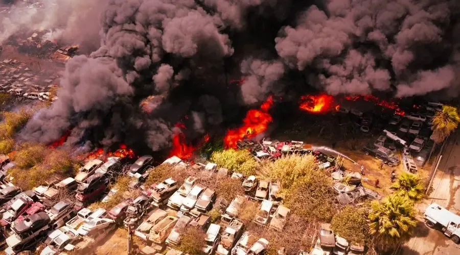Las llamas, que iniciaron en un yonke, han movilizado a unidades de emergencia en la zona.