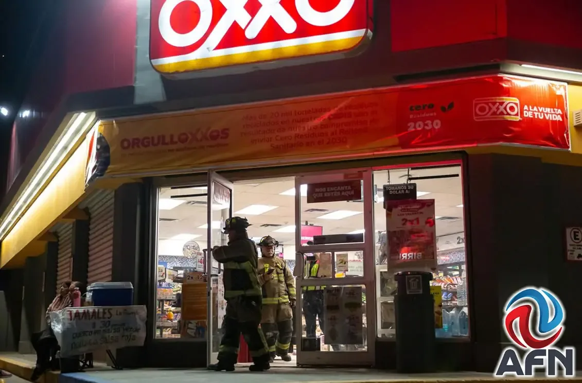 "Incendio controlado en tienda OXXO en la colonia Los Laureles."