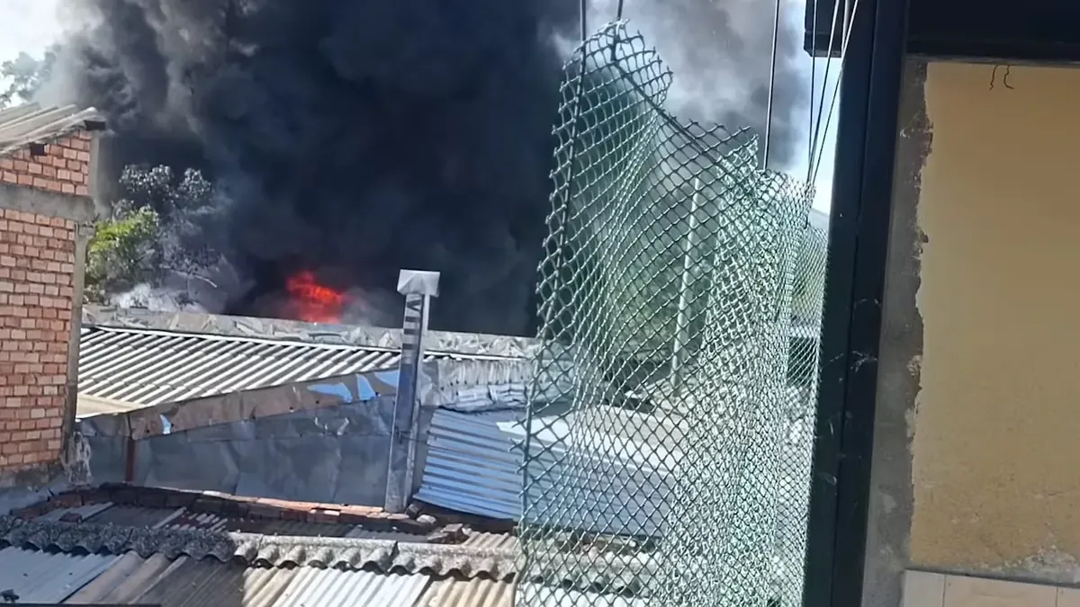 Bomberos atienden un voraz incendio que afecta varias viviendas en la ciudad.