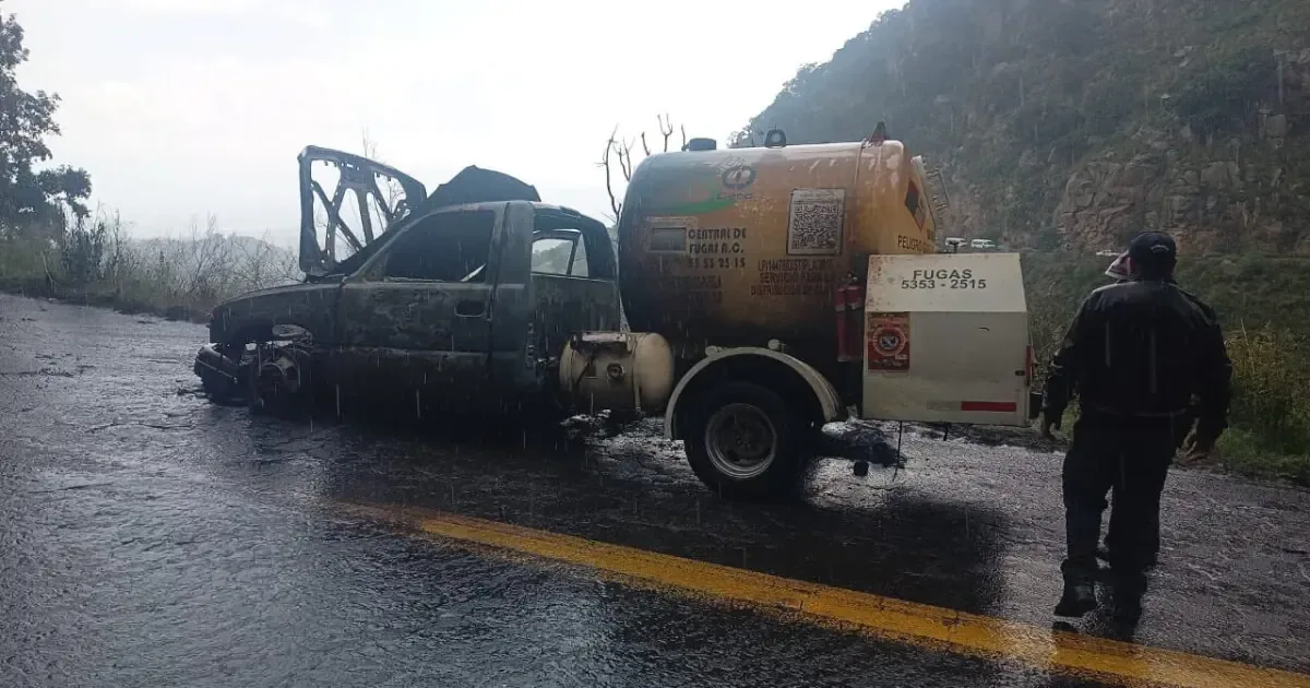 Un sorpresivo incendio afectó la circulación en la carretera México-Puebla, sin reportes de lesionados.