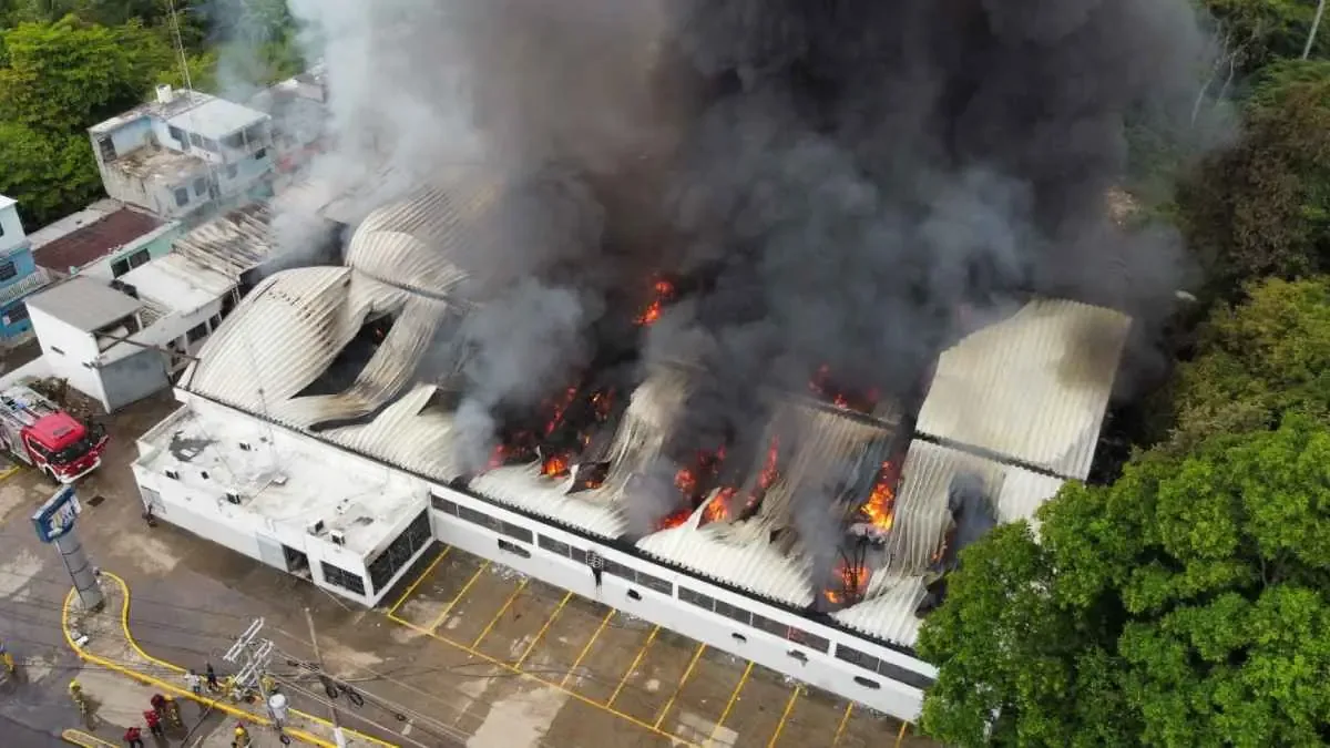 Más de 40 bomberos trabajaron durante más de 6 horas en la emergencia.