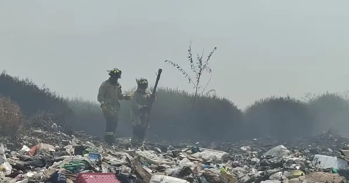 La intensa humareda y cenizas del incendio generan preocupación en la comunidad.