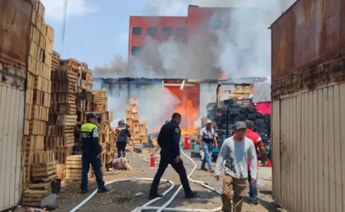 Un incendio en una bodega de cartón moviliza a servicios de emergencia en Iztapalapa sin daños personales.