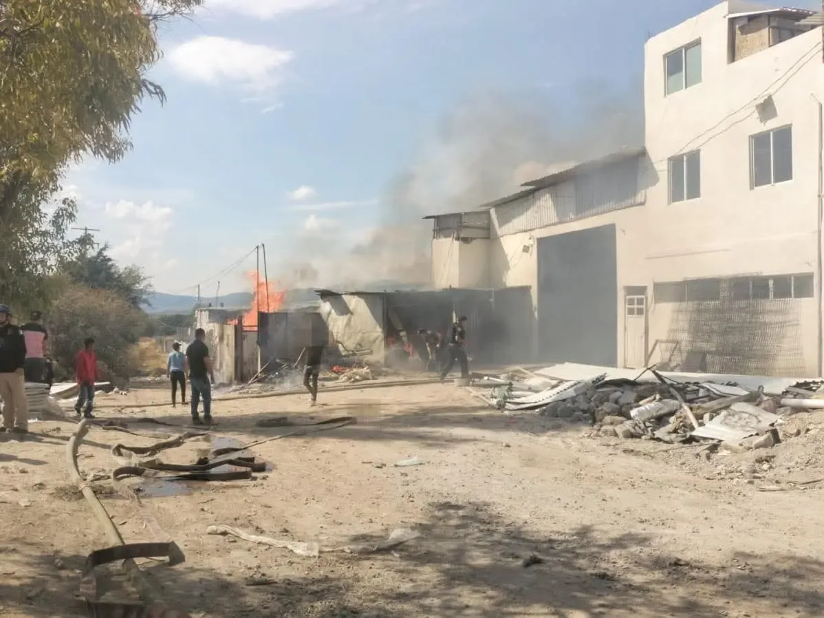 Incendio en bodega de La Nueva Palma, Querétaro, causa severos daños materiales.