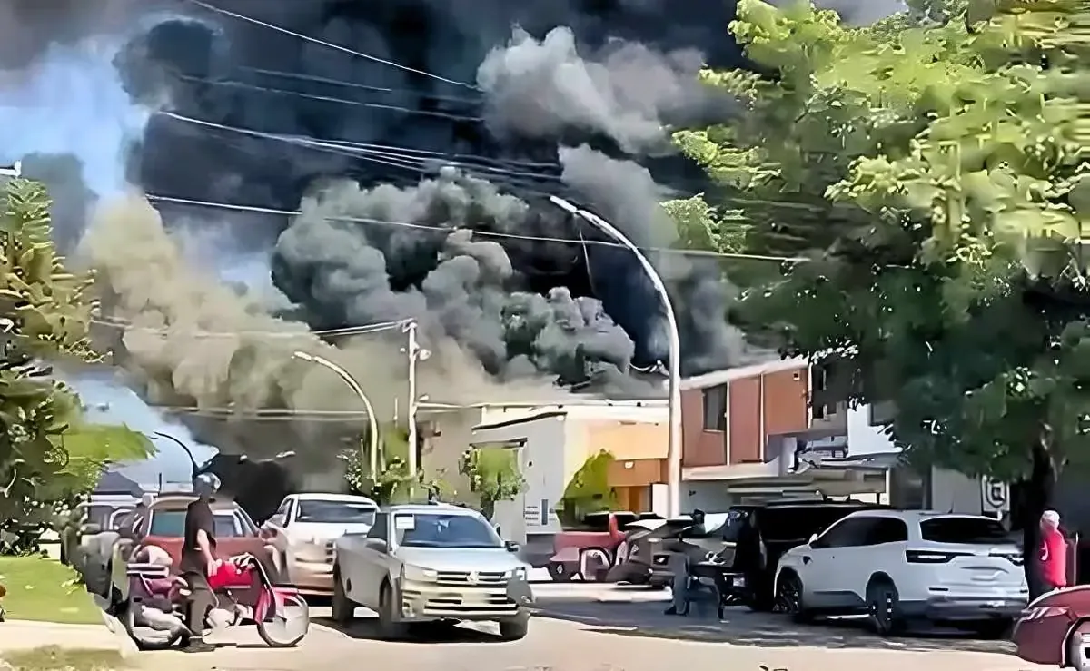 Un incendio en una bodega de Los Mochis causó la evacuación de estudiantes y alertó a servicios de emergencia en la zona.