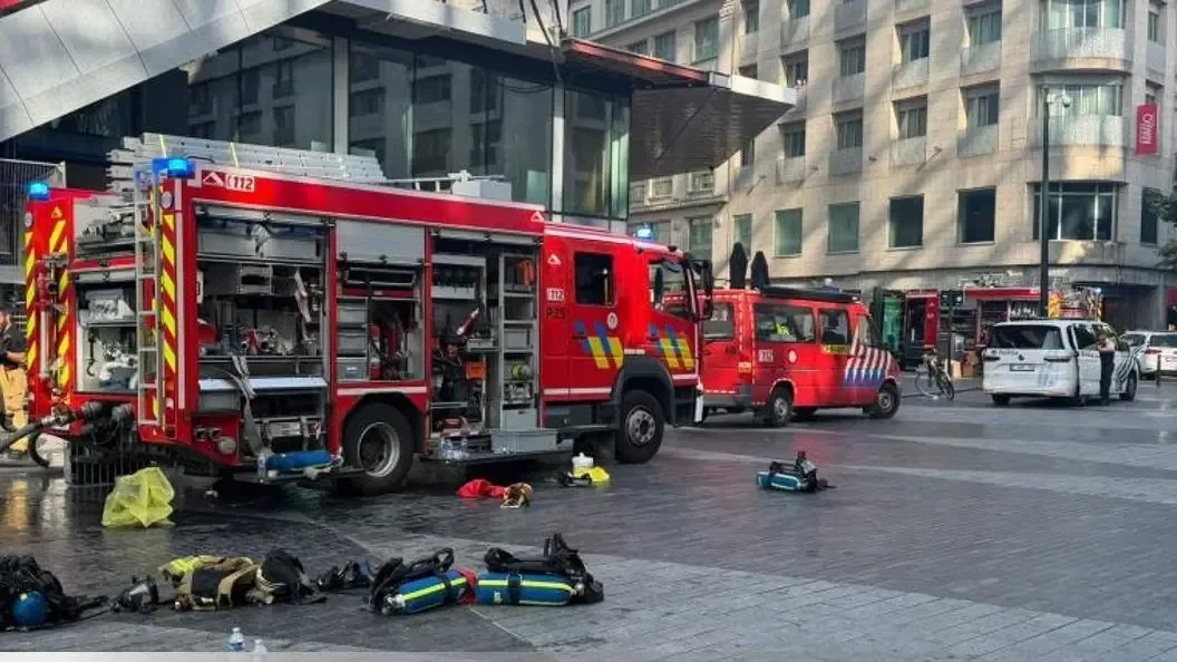 Un trágico incendio en la capital belga ha causado la muerte de varias personas y se investiga el origen de las llamas.