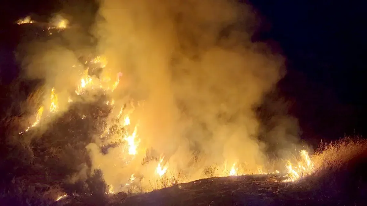 Un incendio forestal en California causa daños materiales y desplaza a la población de dos ciudades.