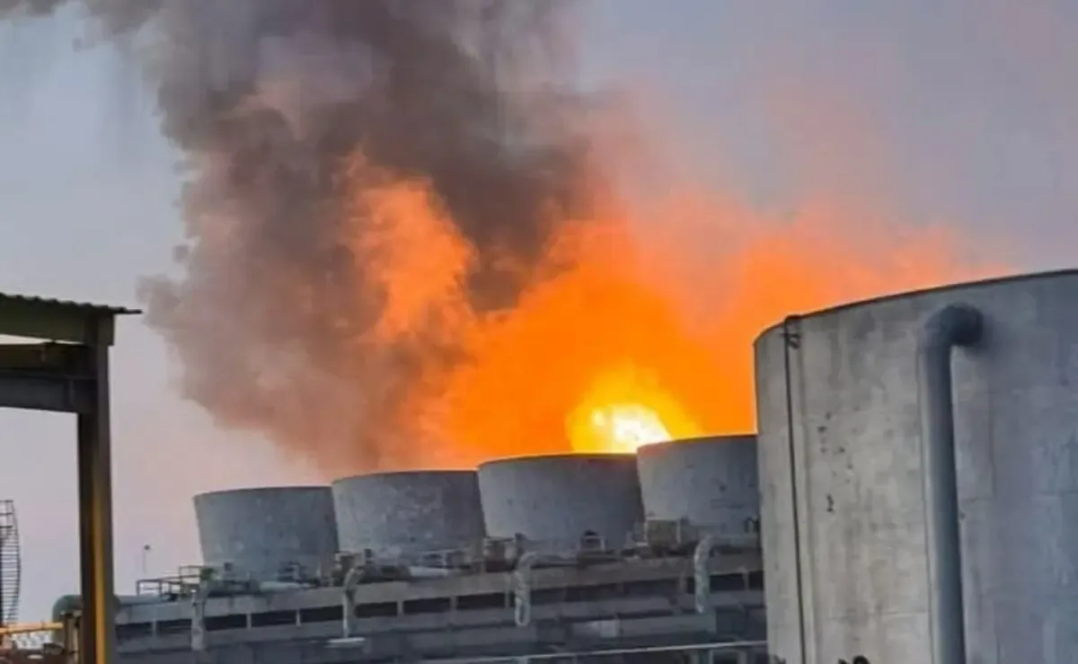 El incendio, iniciado en la Planta de Polietileno, no ha dejado heridos hasta el momento.