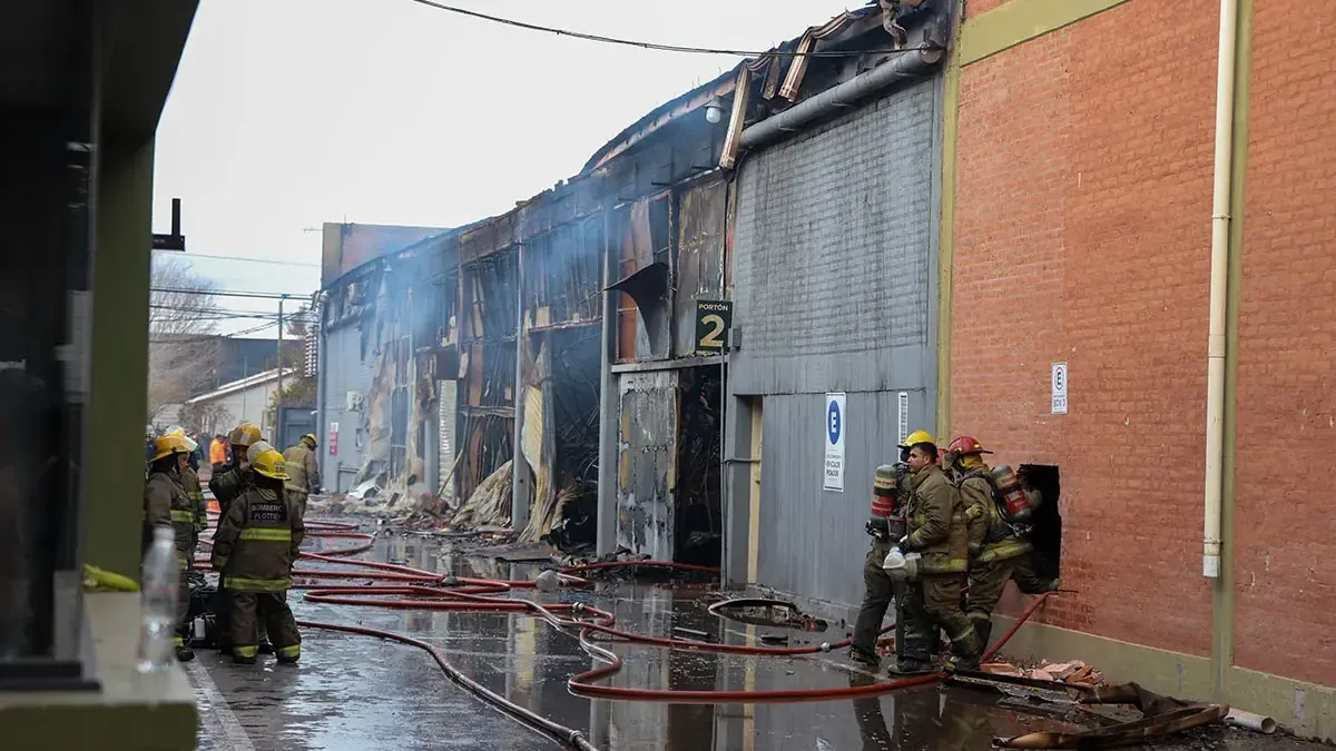 Los vecinos enfrentan incertidumbre tras el control del siniestro y el riesgo de derrumbes en la zona.