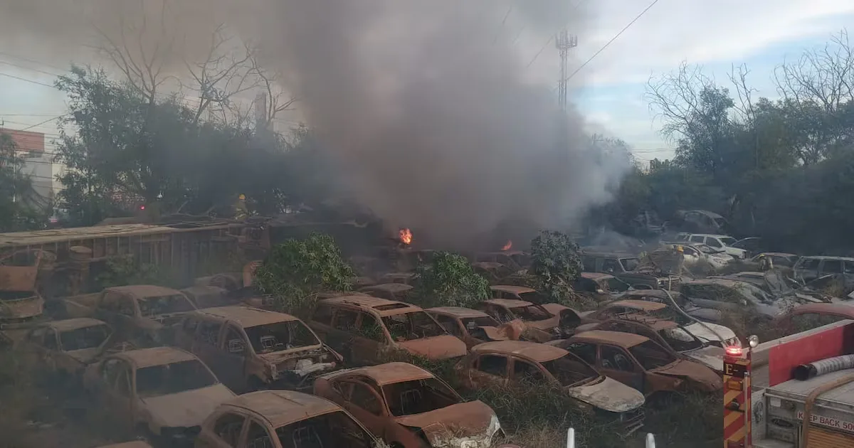 Incendio en el corralón de El Carmen consume vehículos abandonados.