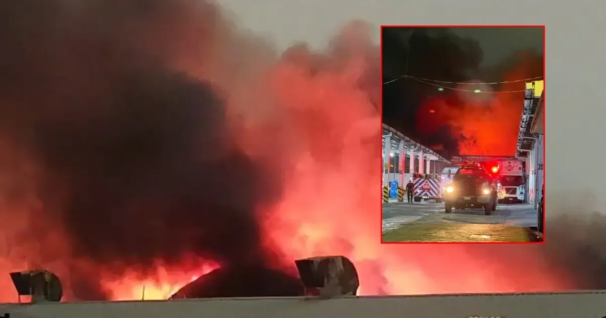 Las autoridades lidian con un incendio en una fábrica, sin reportar heridos por el momento.