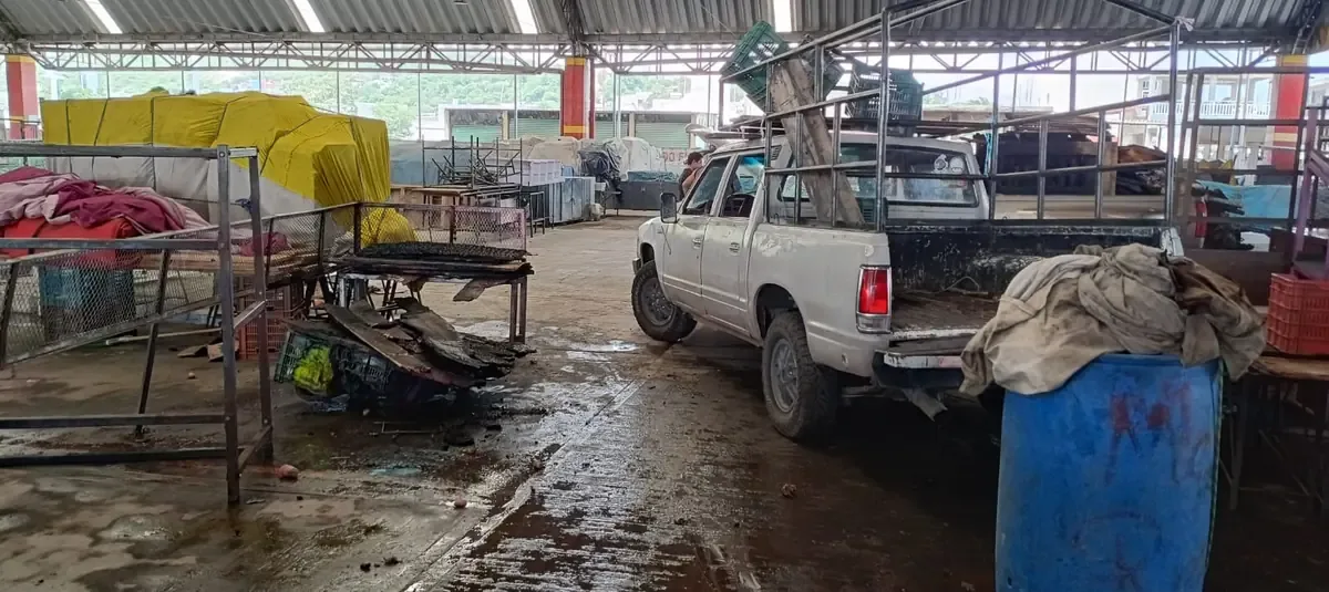 El incendio, presuntamente causado por trabajadores, genera preocupación por la seguridad en el mercado.