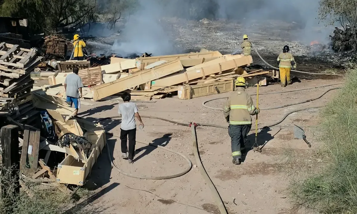 Un bombero resultó con quemaduras durante el incendio que arrasó una vivienda y un predio en Guaymas.