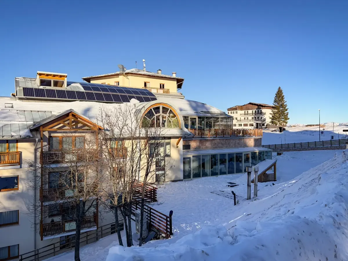 Un incendio significativo en el Hotel Alto Nevados de Ñuble generó daños estructurales y evacuaciones, sin reportes de heridos.