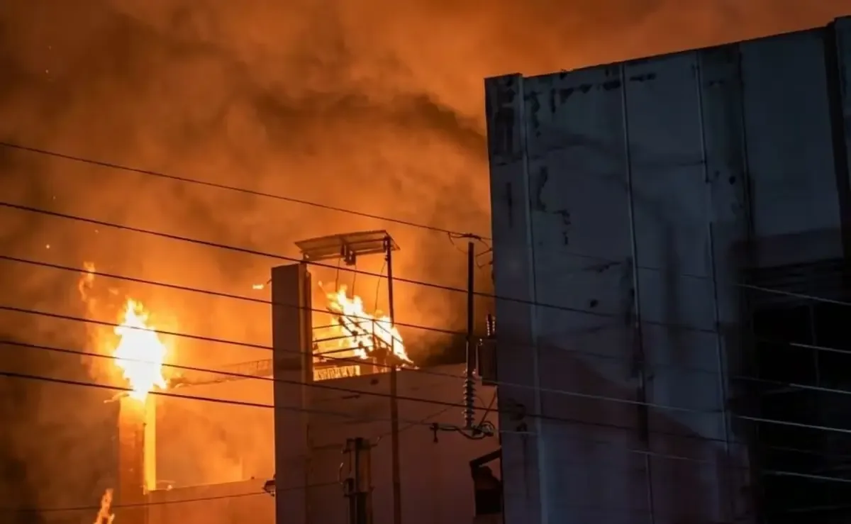 El incidente ocurrió en la madrugada y los bomberos lograron controlar las llamas sin heridos.