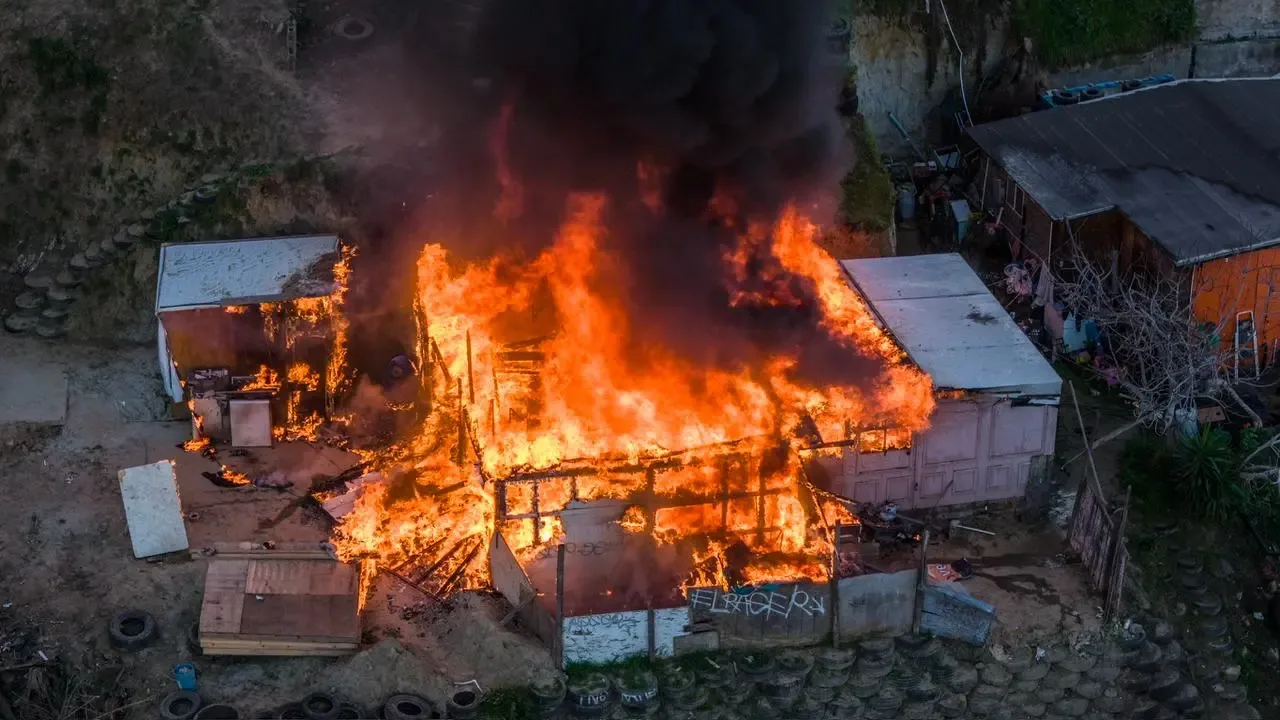 Incendio en la colonia Lázaro Cárdenas consumió una vivienda de madera.